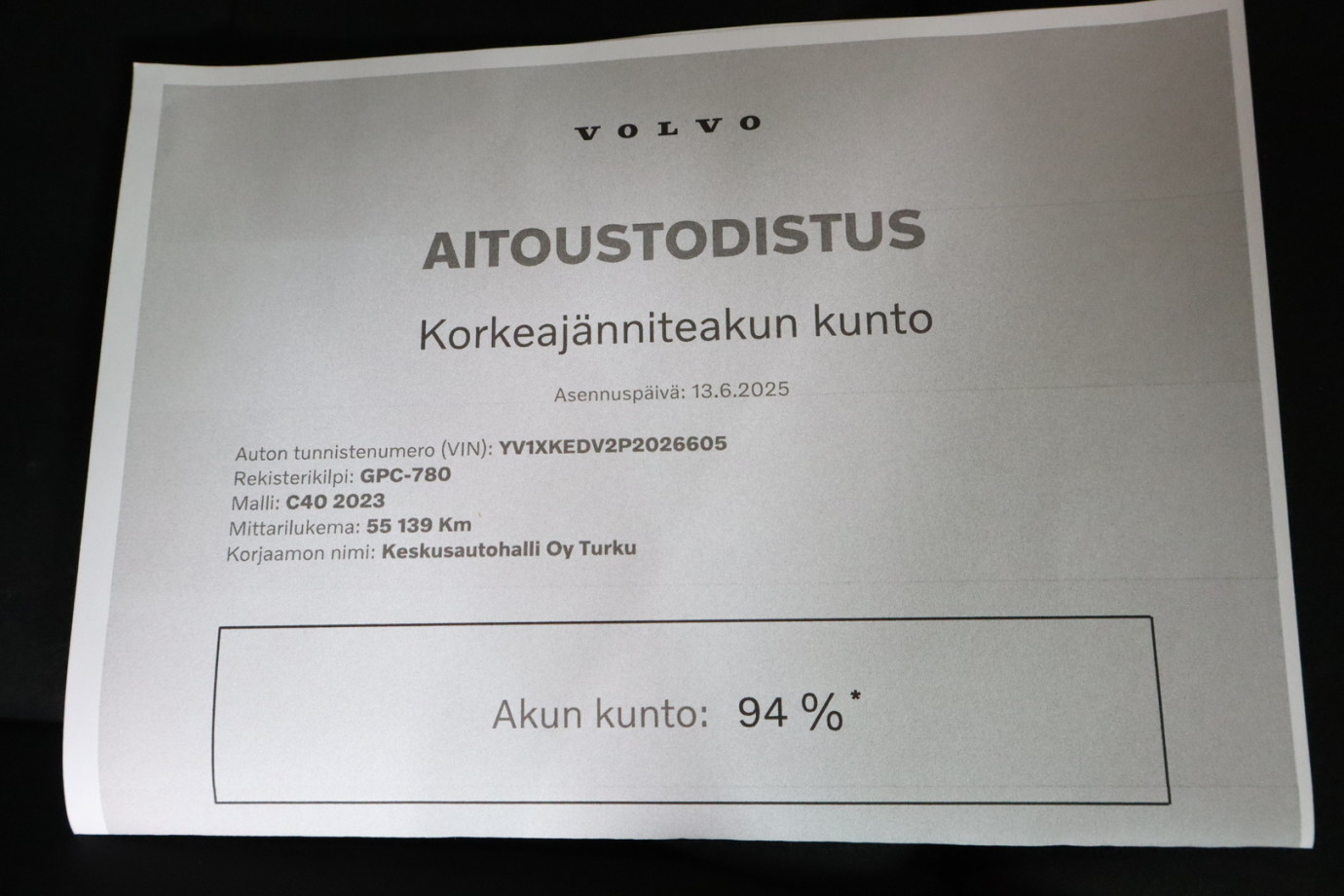 Esittelykuva VOLVO C40 täyssähköautosta.