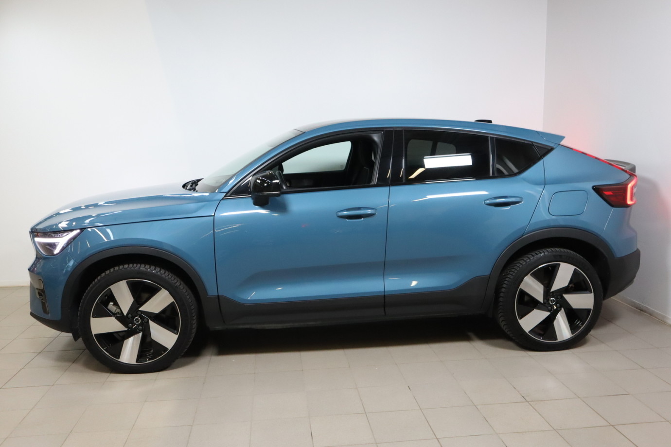 Esittelykuva VOLVO C40 täyssähköautosta.