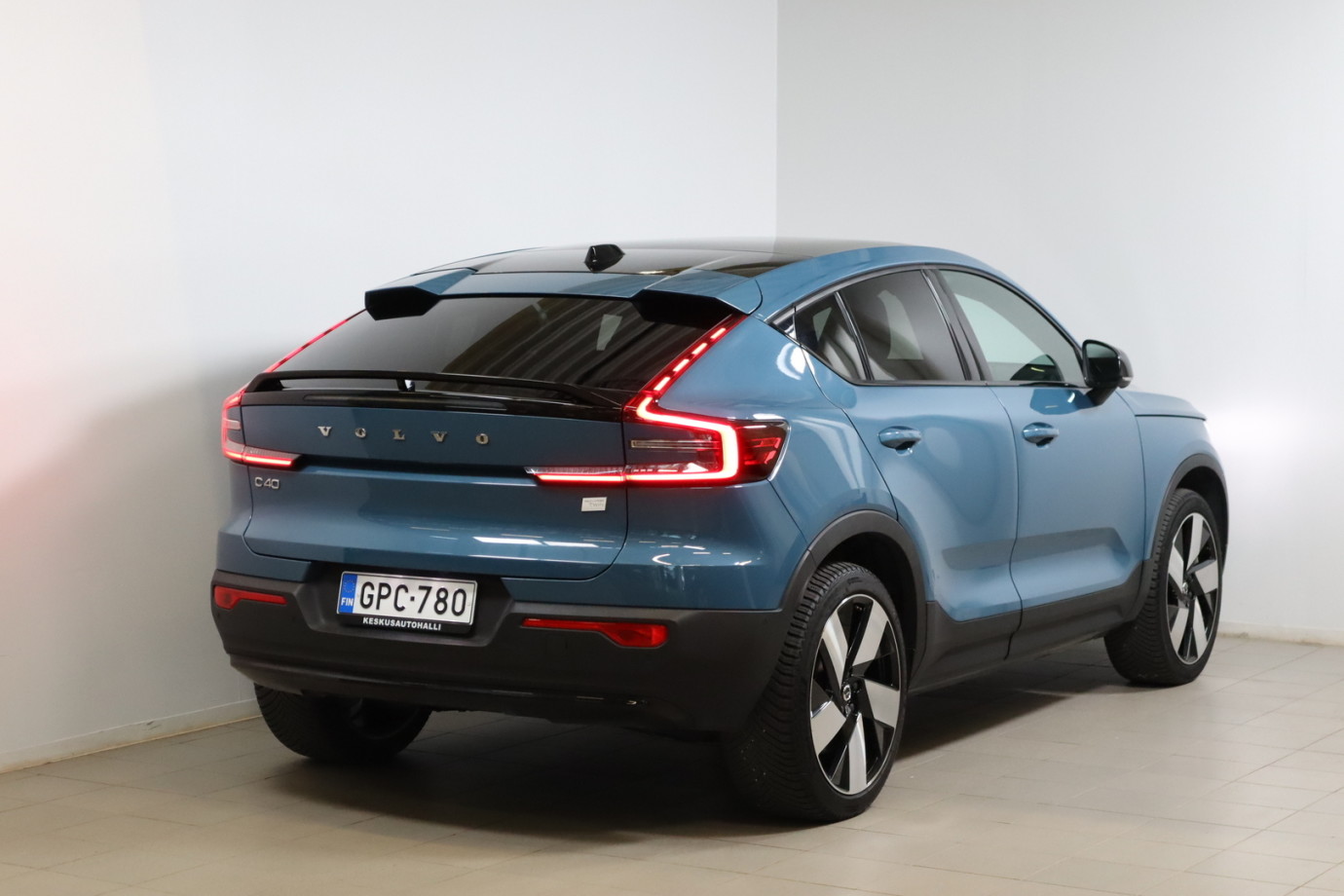 Esittelykuva VOLVO C40 täyssähköautosta.