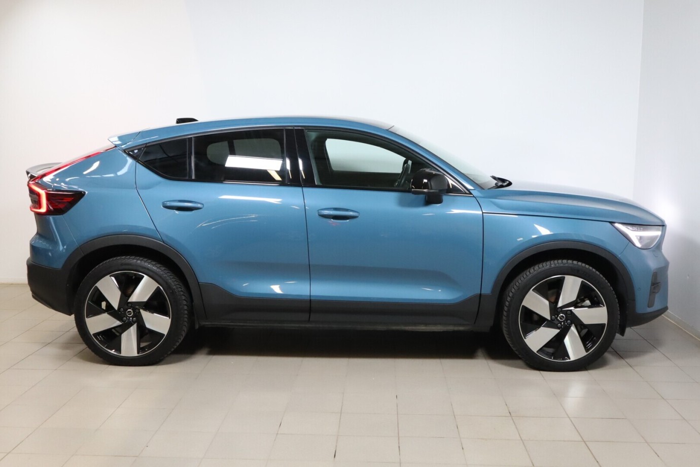 Esittelykuva VOLVO C40 täyssähköautosta.