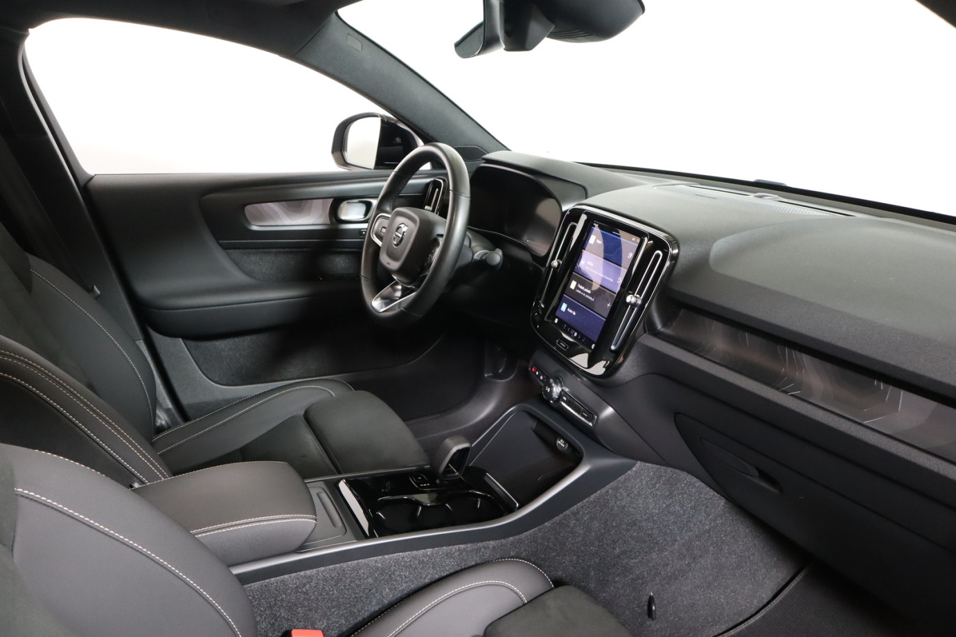 Esittelykuva VOLVO C40 täyssähköautosta.