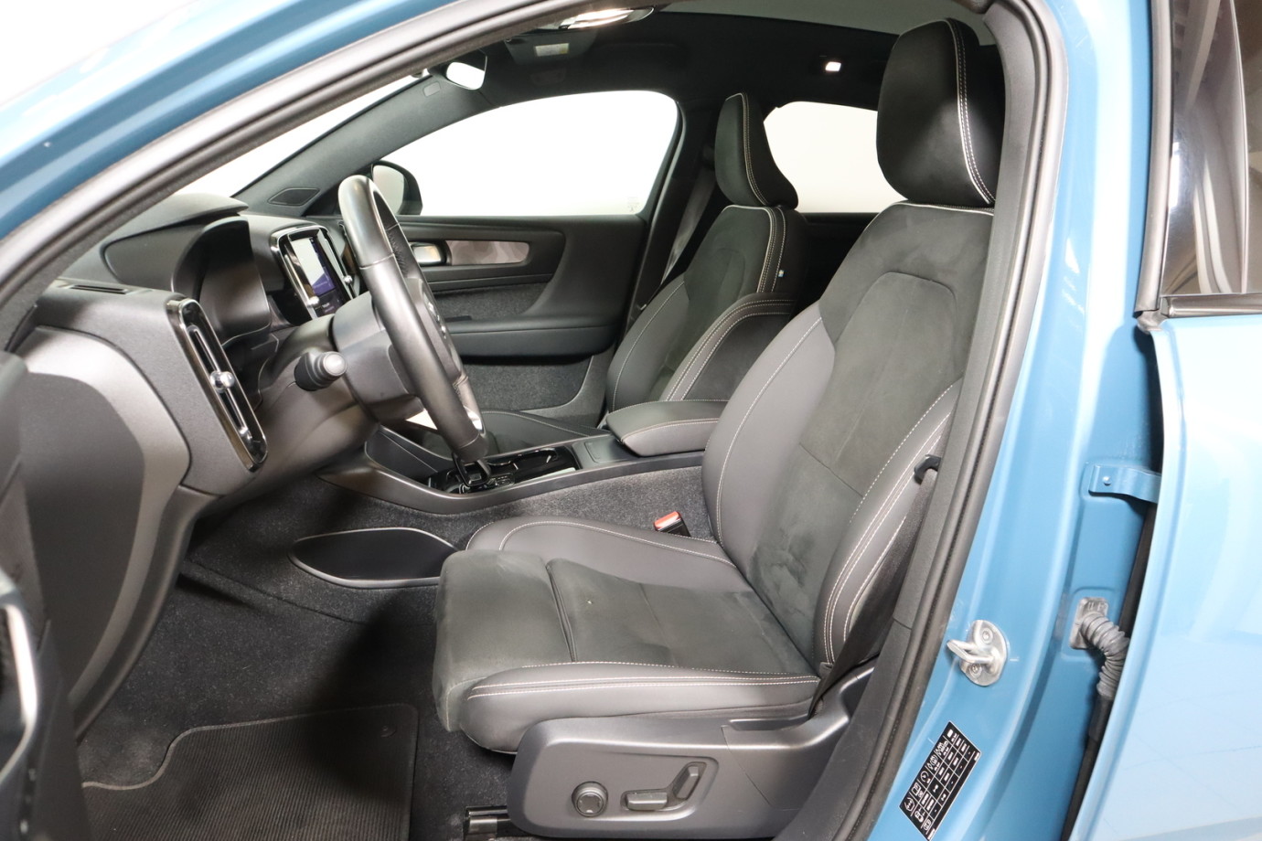 Esittelykuva VOLVO C40 täyssähköautosta.
