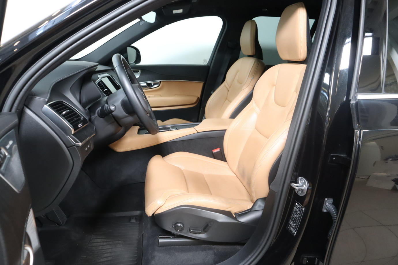 Esittelykuva VOLVO XC90 lataushybridiautosta.