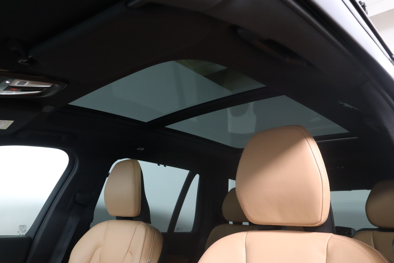 Esittelykuva VOLVO XC90 lataushybridiautosta.