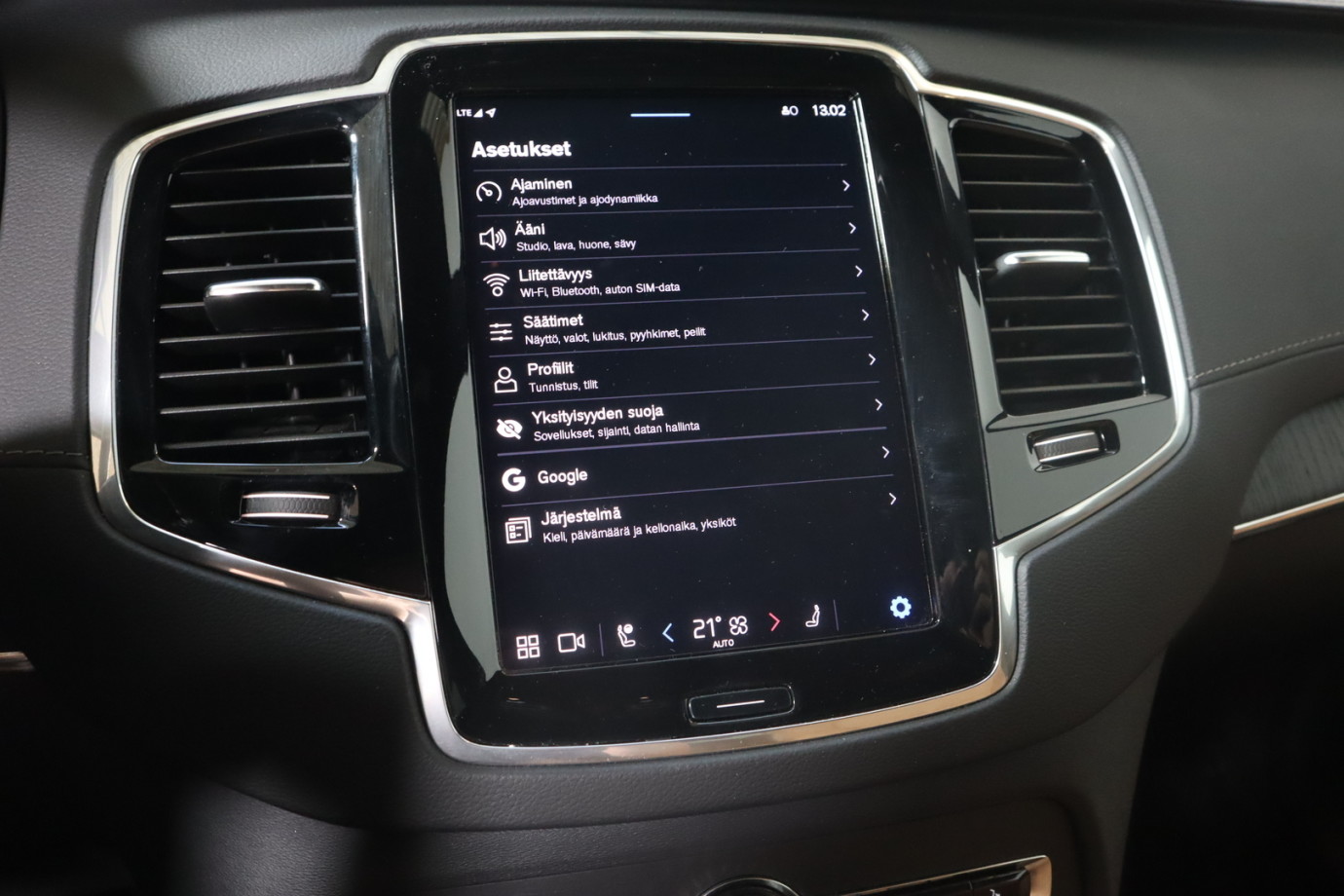 Esittelykuva VOLVO XC90 lataushybridiautosta.