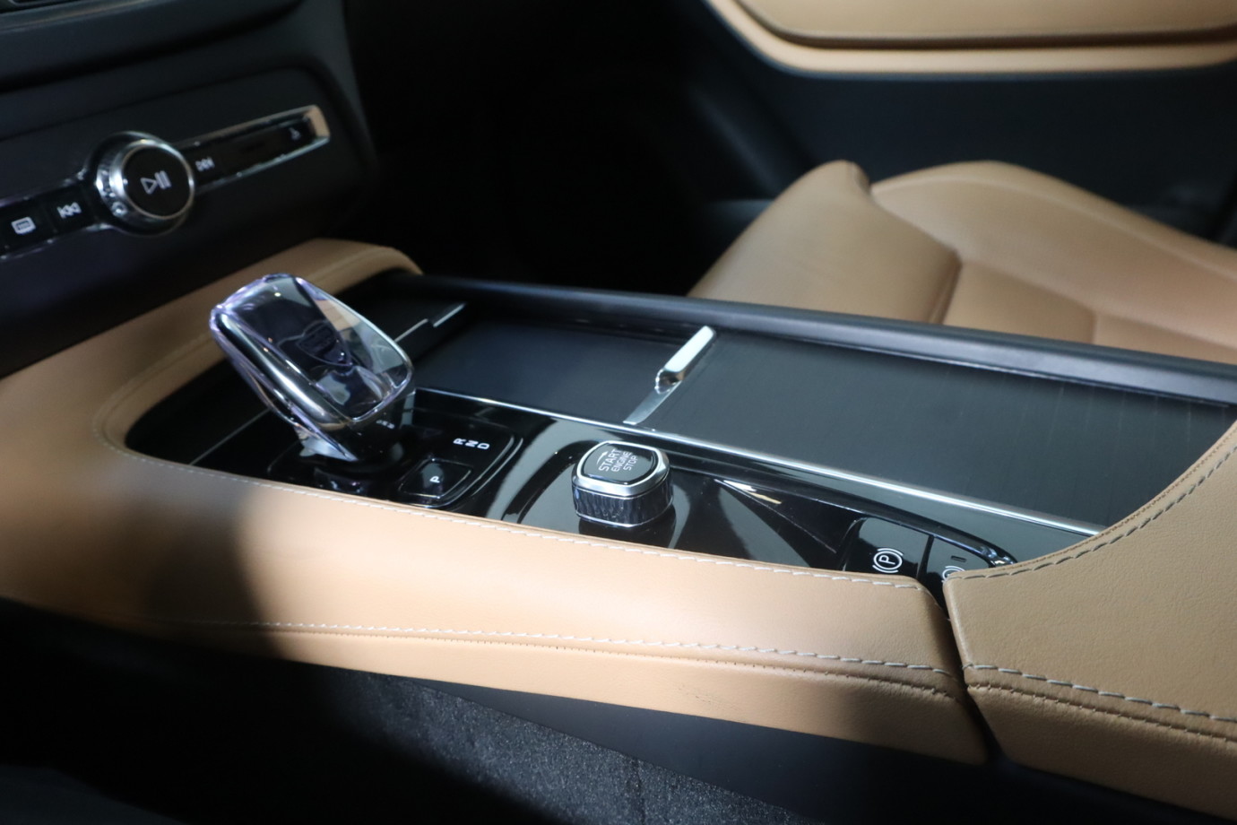 Esittelykuva VOLVO XC90 lataushybridiautosta.