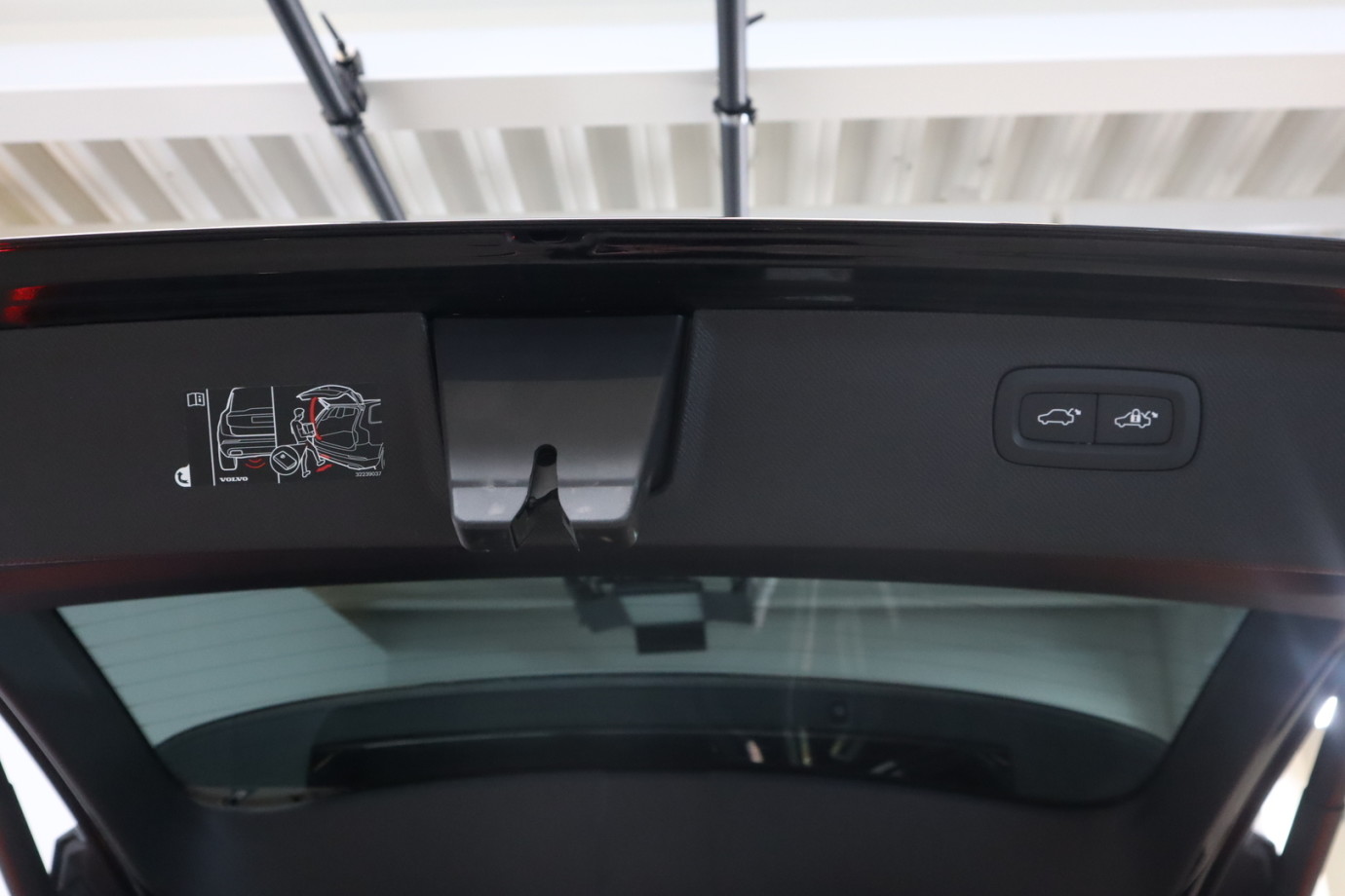 Esittelykuva VOLVO XC90 lataushybridiautosta.