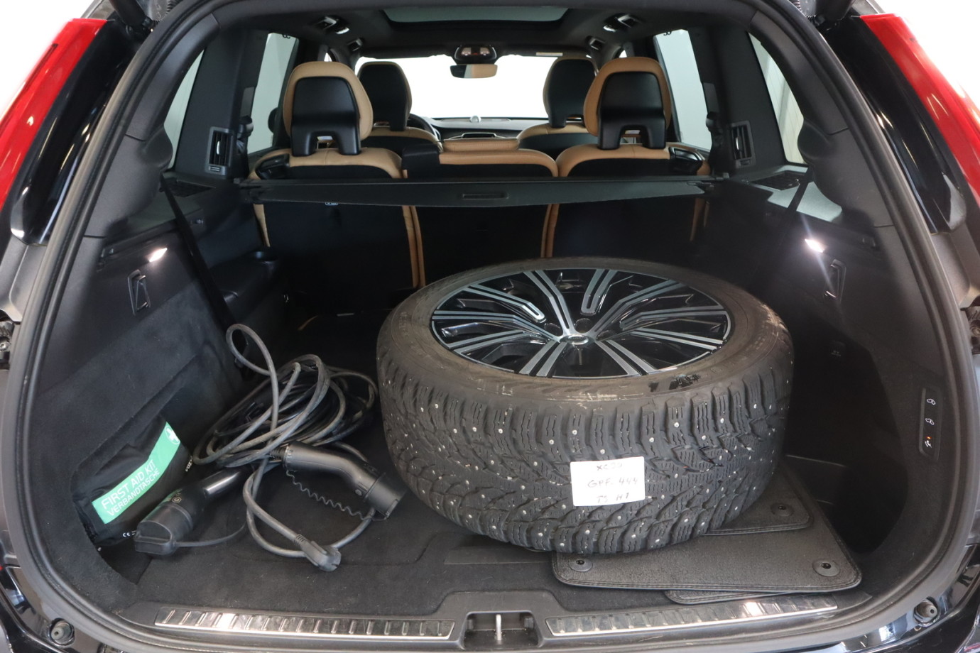Esittelykuva VOLVO XC90 lataushybridiautosta.
