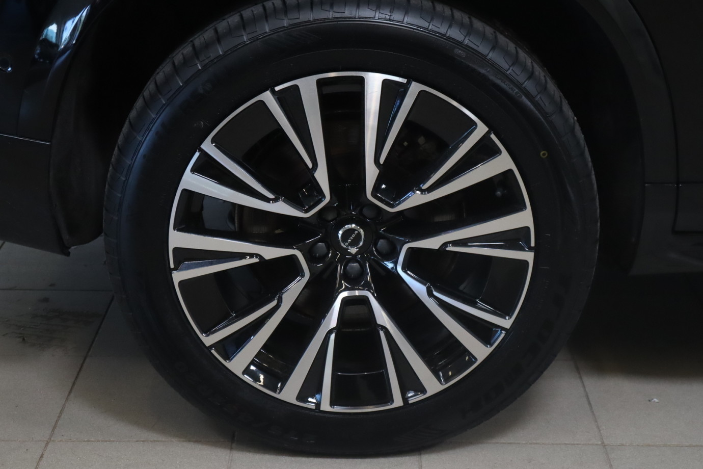 Esittelykuva VOLVO XC90 lataushybridiautosta.
