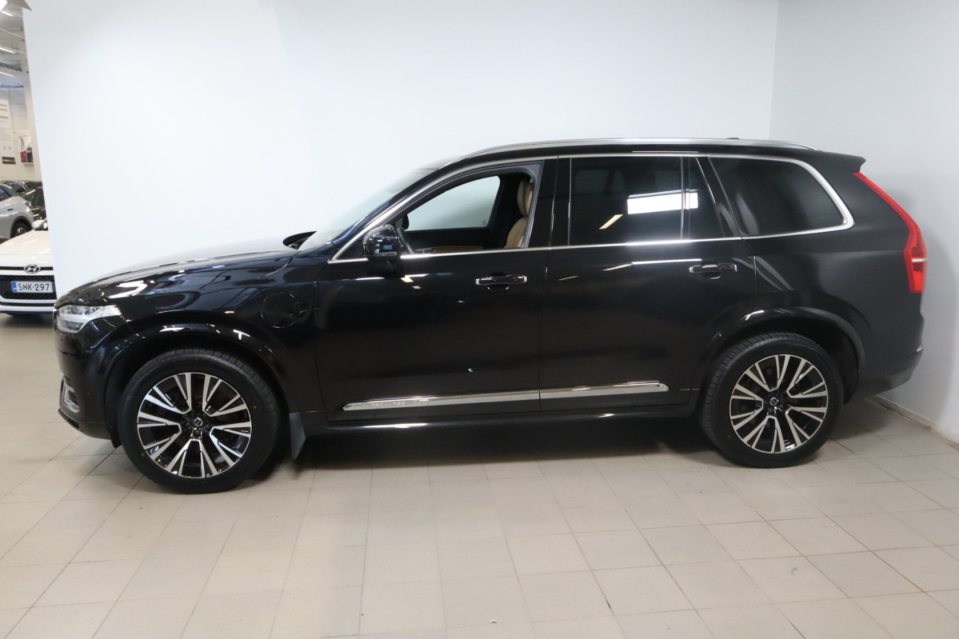 Esittelykuva VOLVO XC90 lataushybridiautosta.
