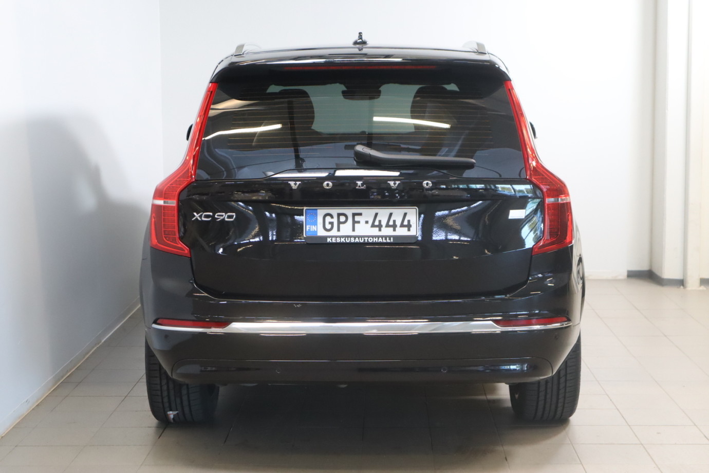 Esittelykuva VOLVO XC90 lataushybridiautosta.