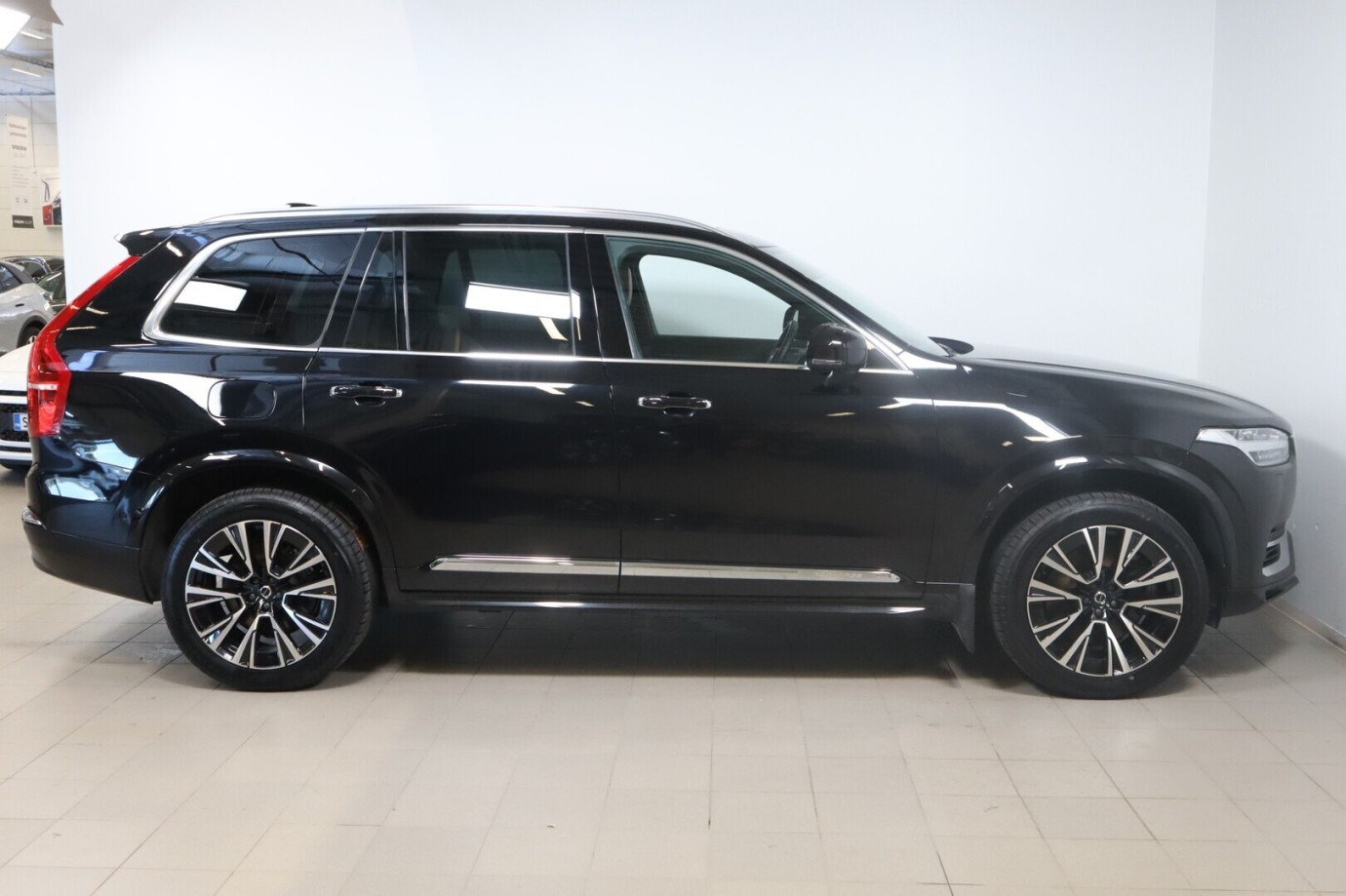 Esittelykuva VOLVO XC90 lataushybridiautosta.