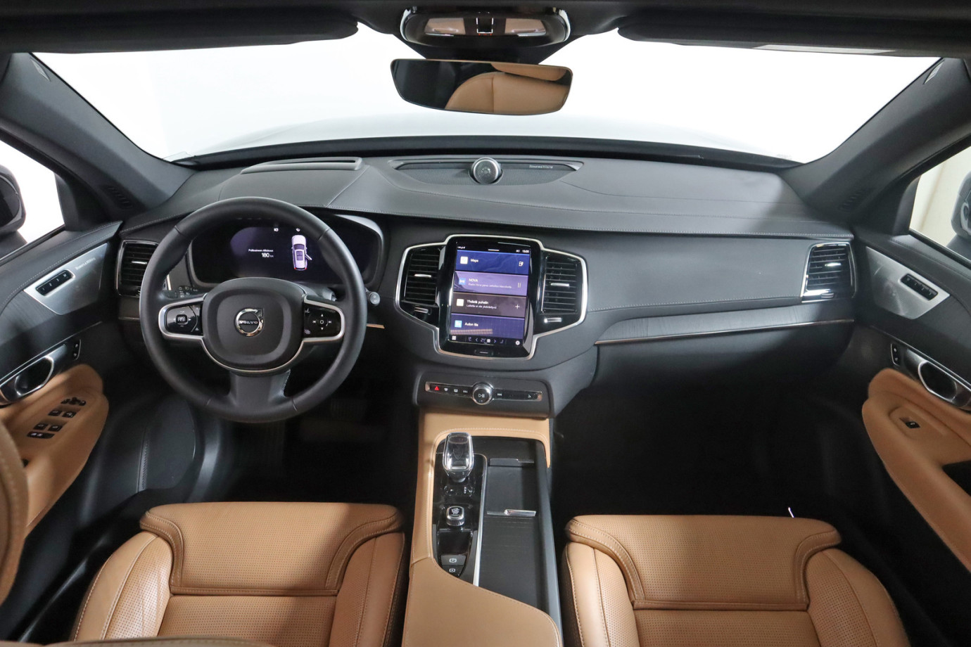 Esittelykuva VOLVO XC90 lataushybridiautosta.