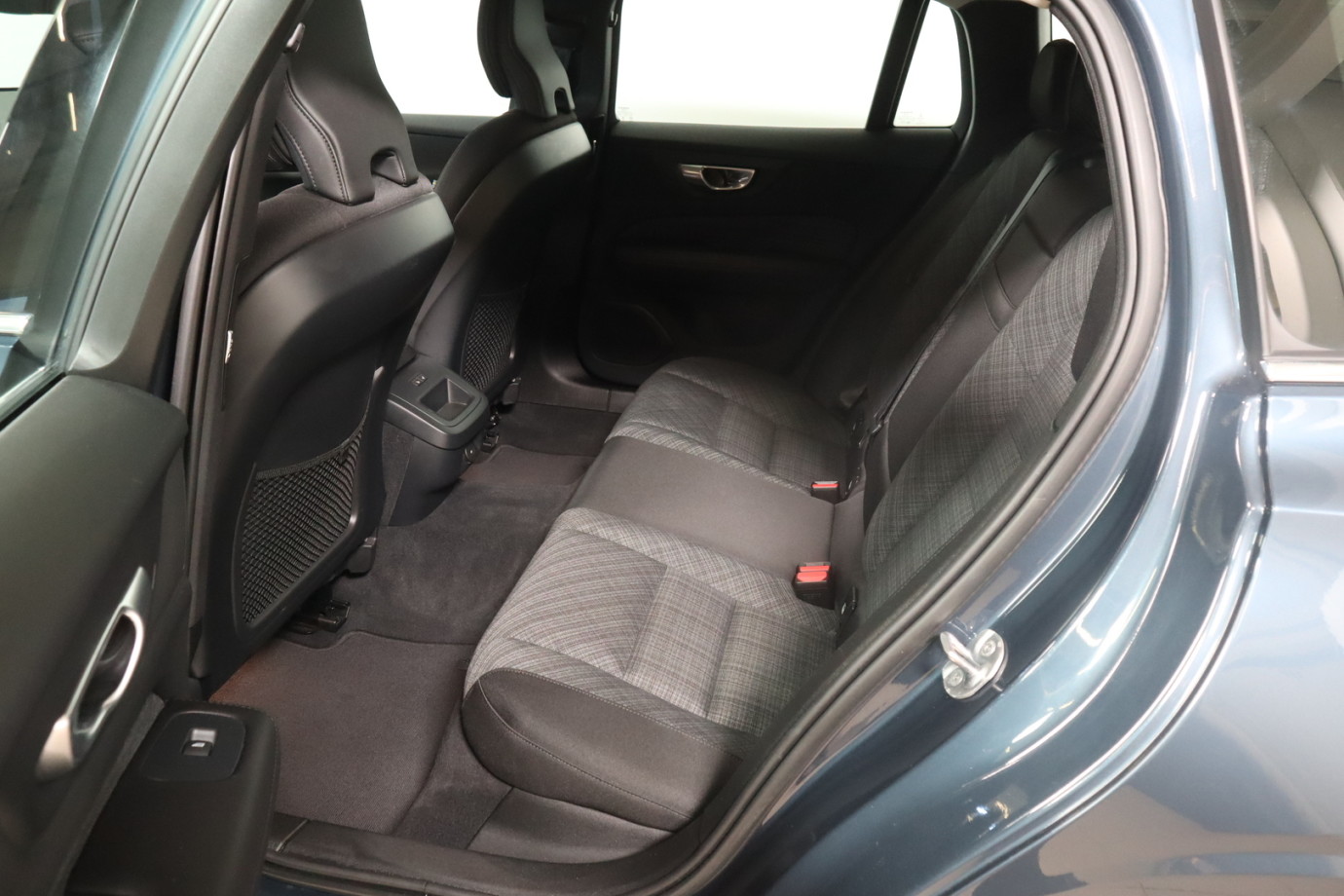 Esittelykuva VOLVO V60 bensiiniautosta.