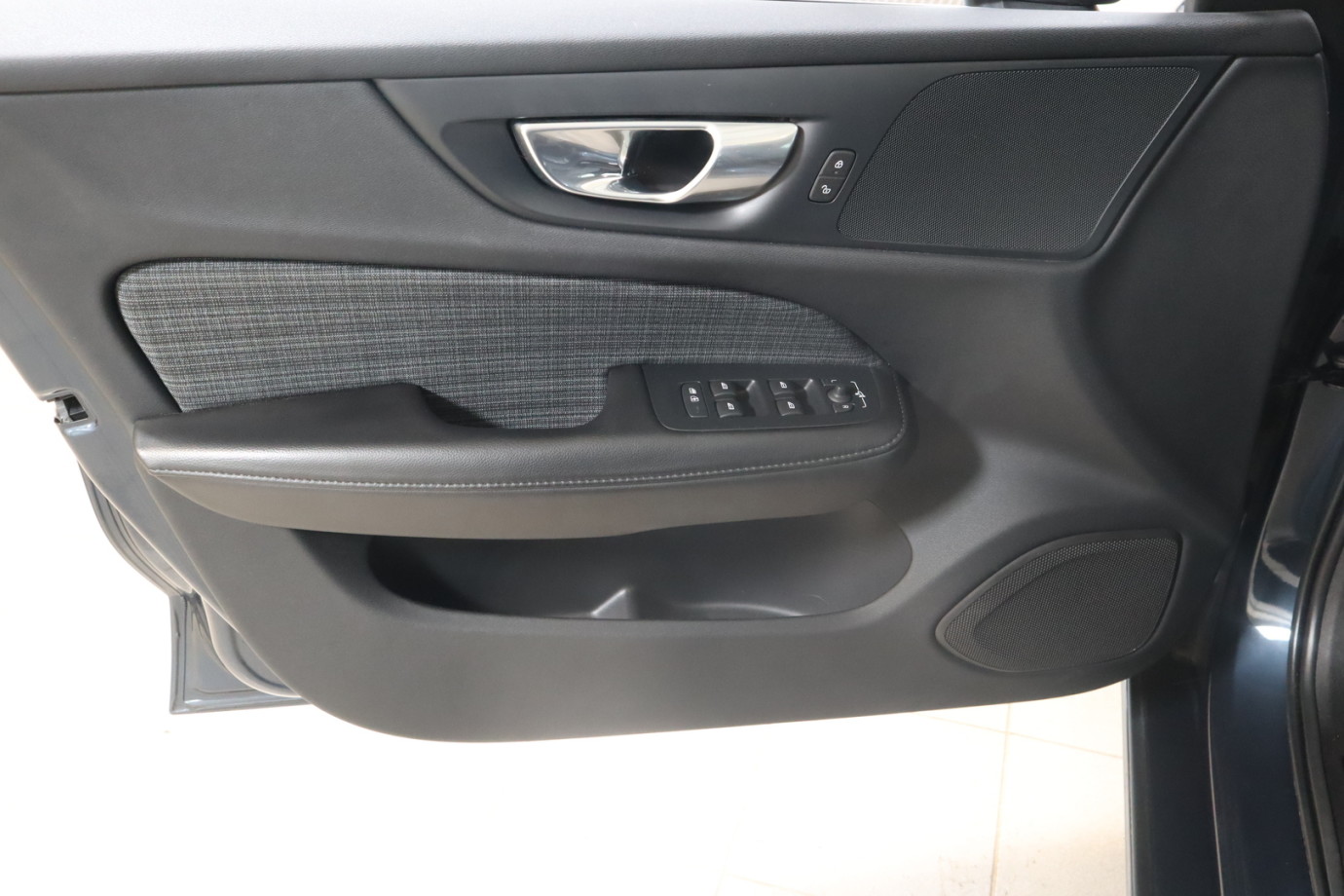 Esittelykuva VOLVO V60 bensiiniautosta.