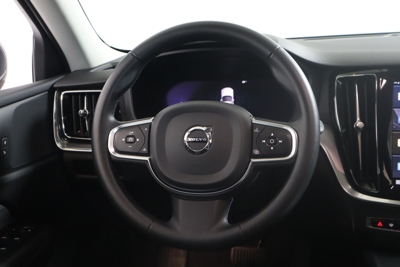Esittelykuva VOLVO V60 bensiiniautosta.