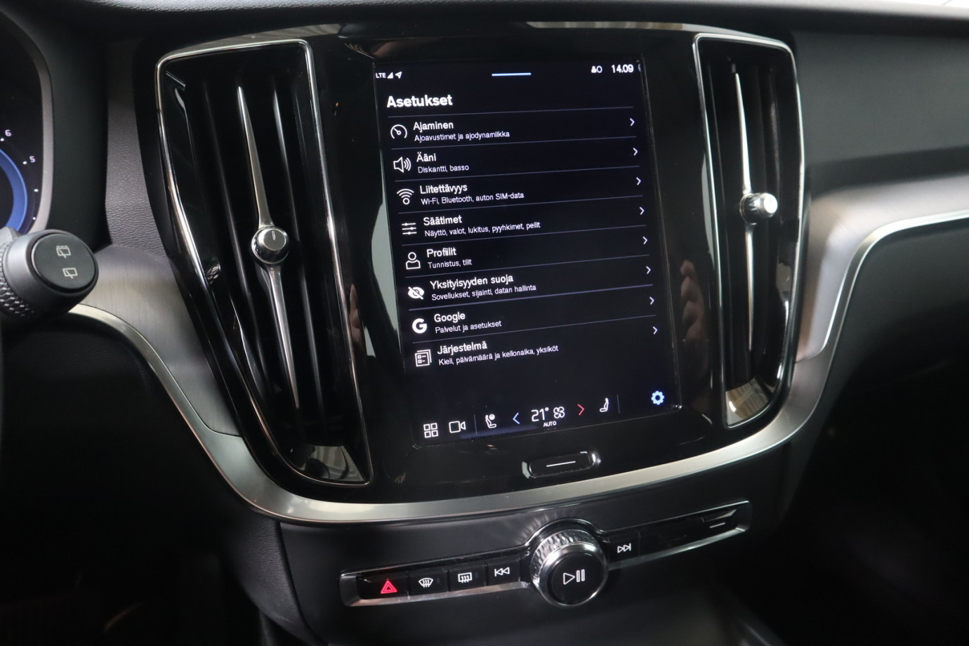Esittelykuva VOLVO V60 bensiiniautosta.