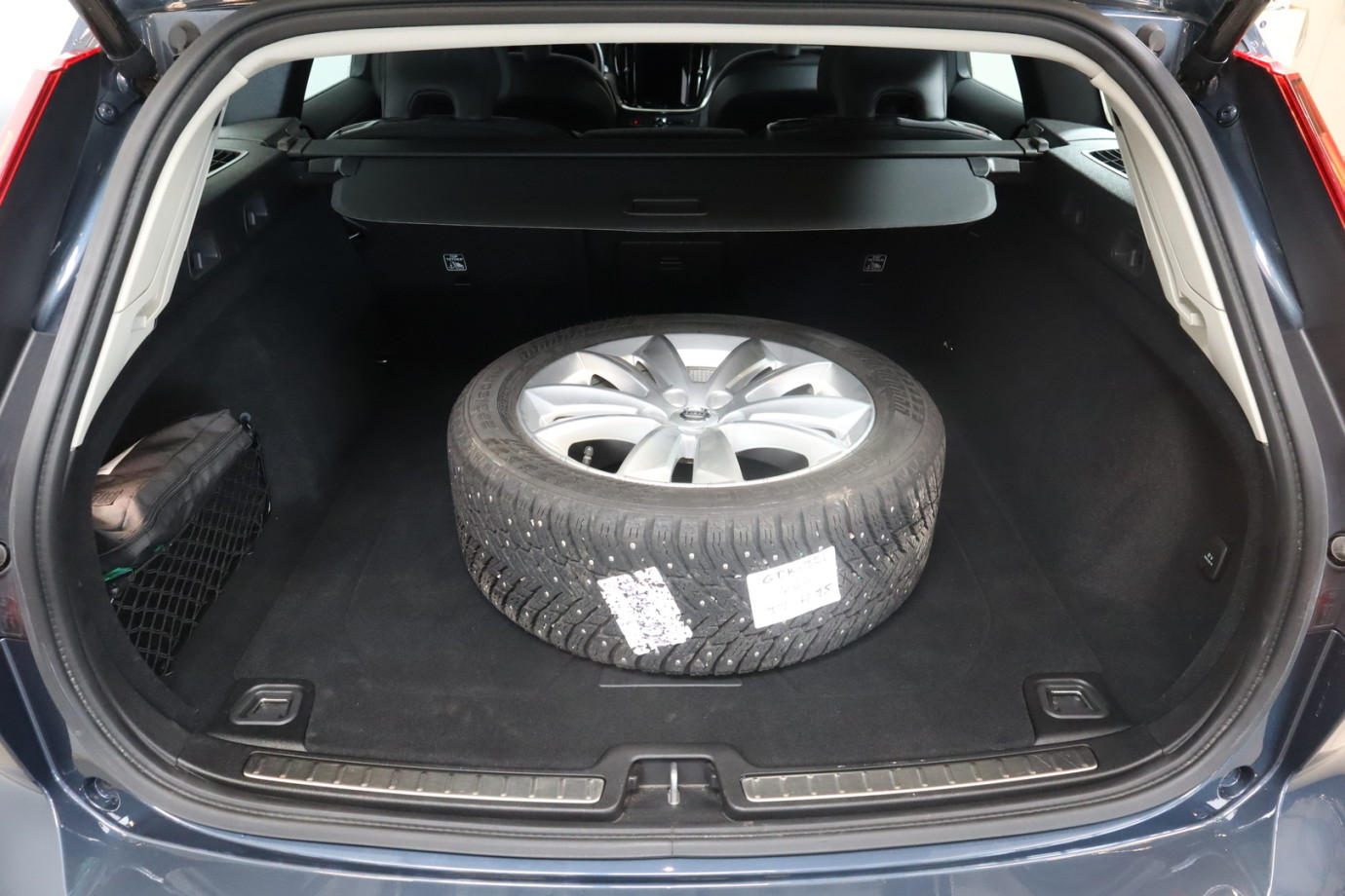 Esittelykuva VOLVO V60 bensiiniautosta.