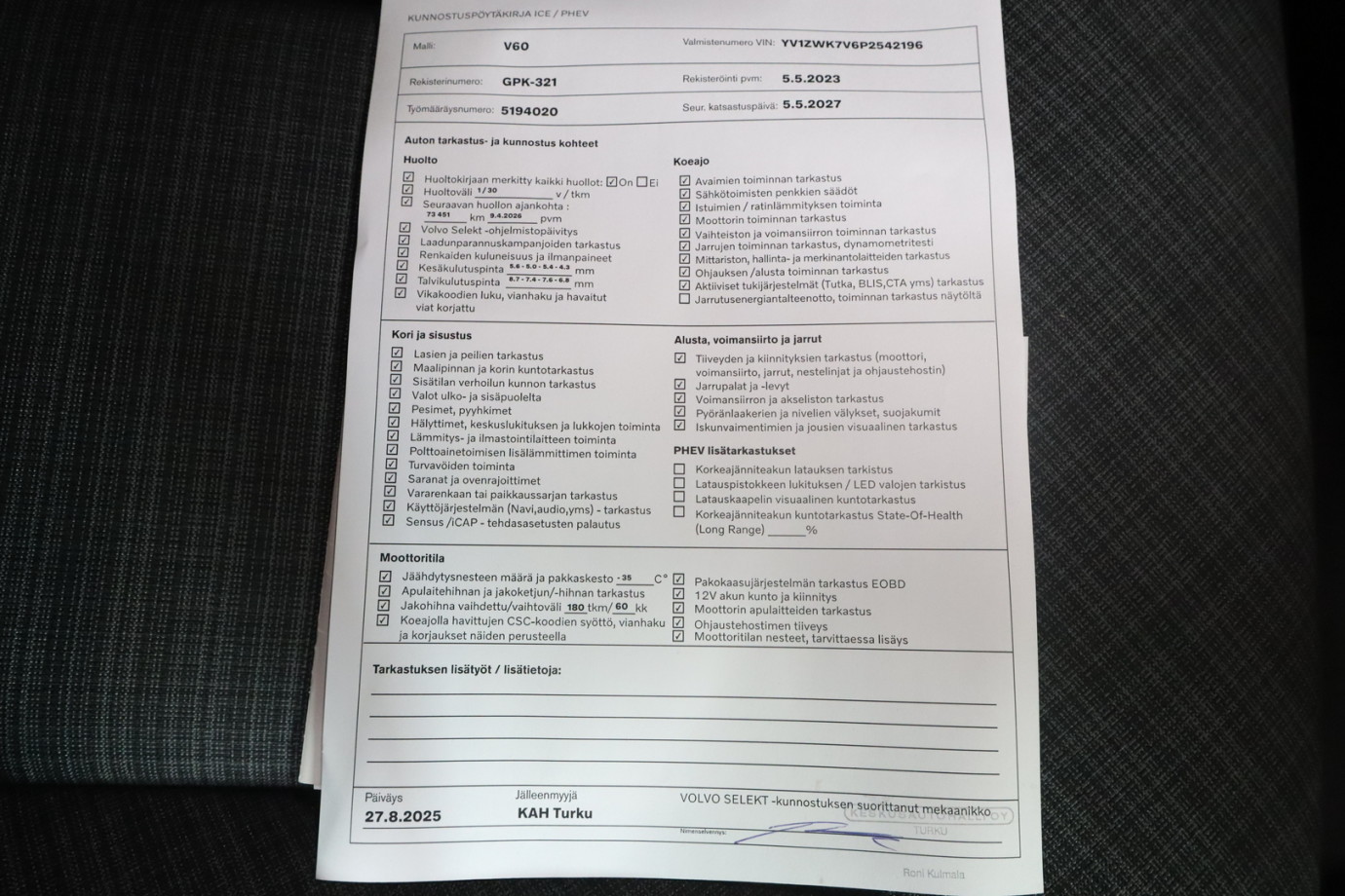 Esittelykuva VOLVO V60 bensiiniautosta.