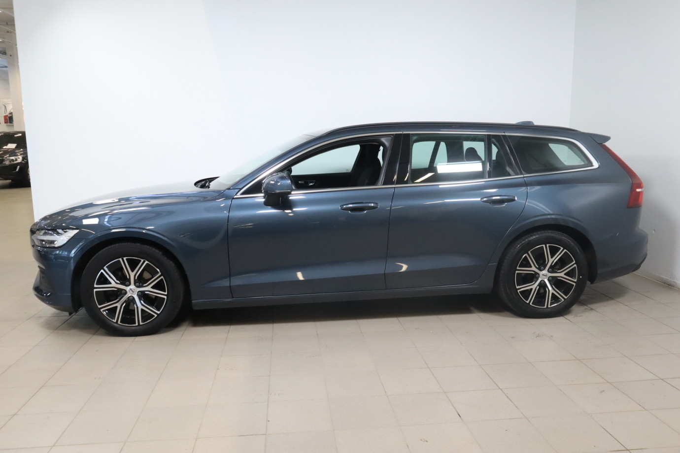 Esittelykuva VOLVO V60 bensiiniautosta.