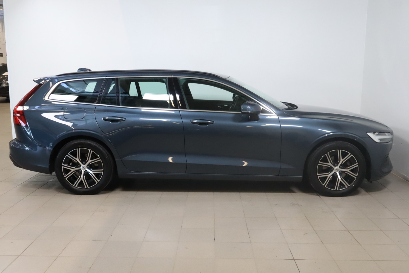 Esittelykuva VOLVO V60 bensiiniautosta.