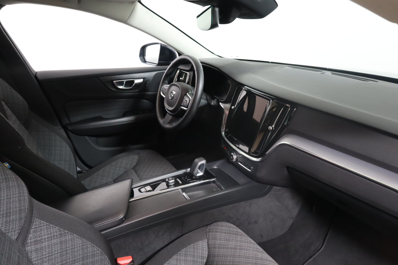 Esittelykuva VOLVO V60 bensiiniautosta.