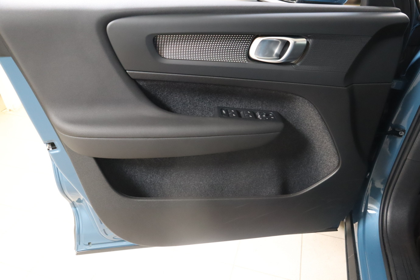 Esittelykuva VOLVO XC40 kevythybridiautosta.