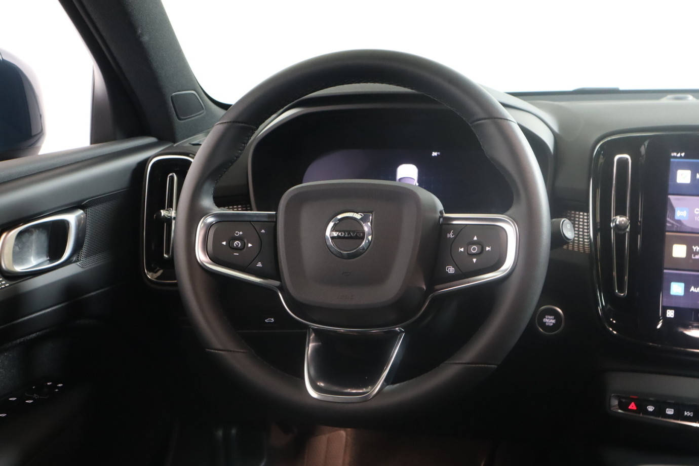 Esittelykuva VOLVO XC40 kevythybridiautosta.