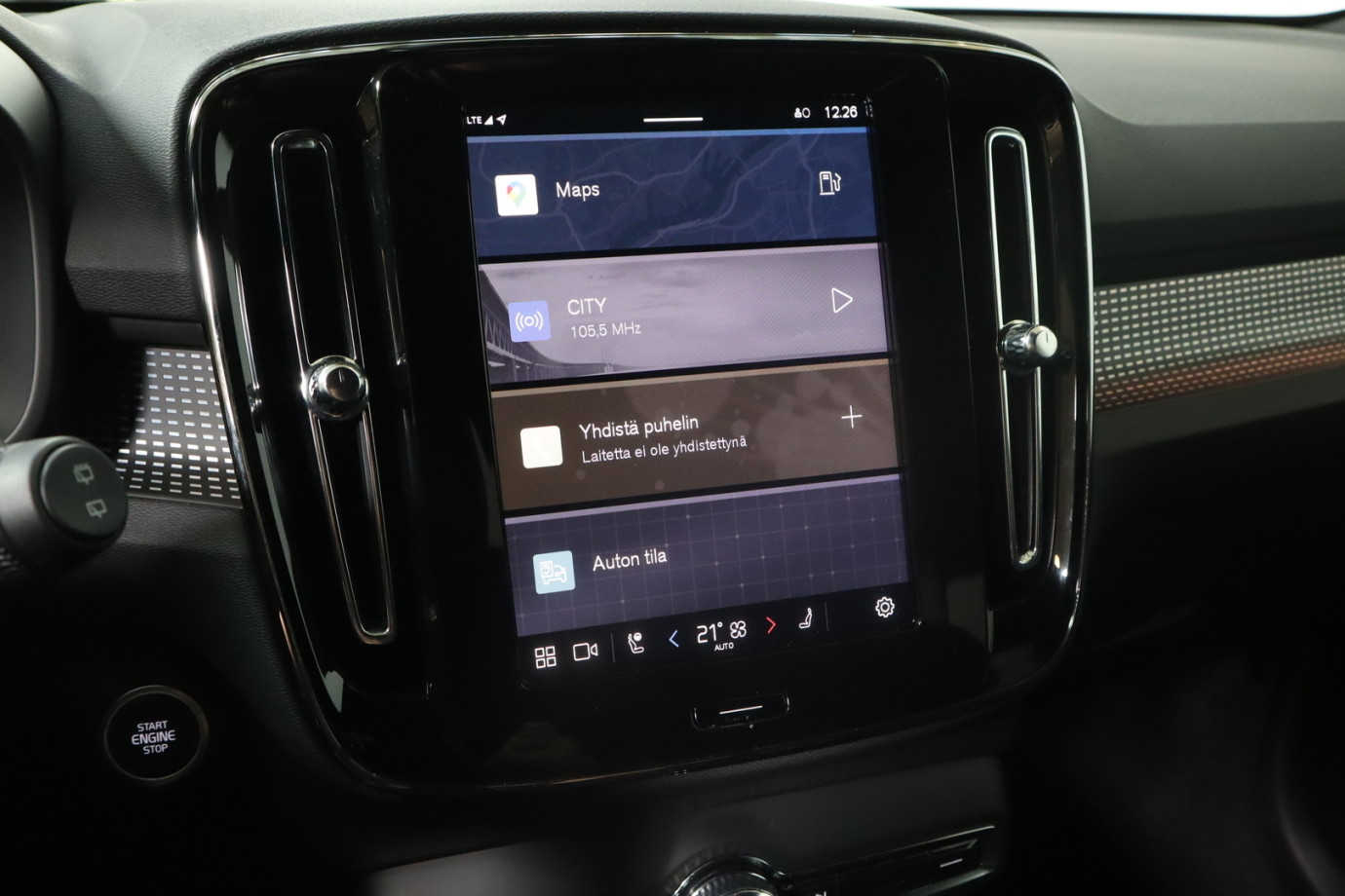 Esittelykuva VOLVO XC40 kevythybridiautosta.