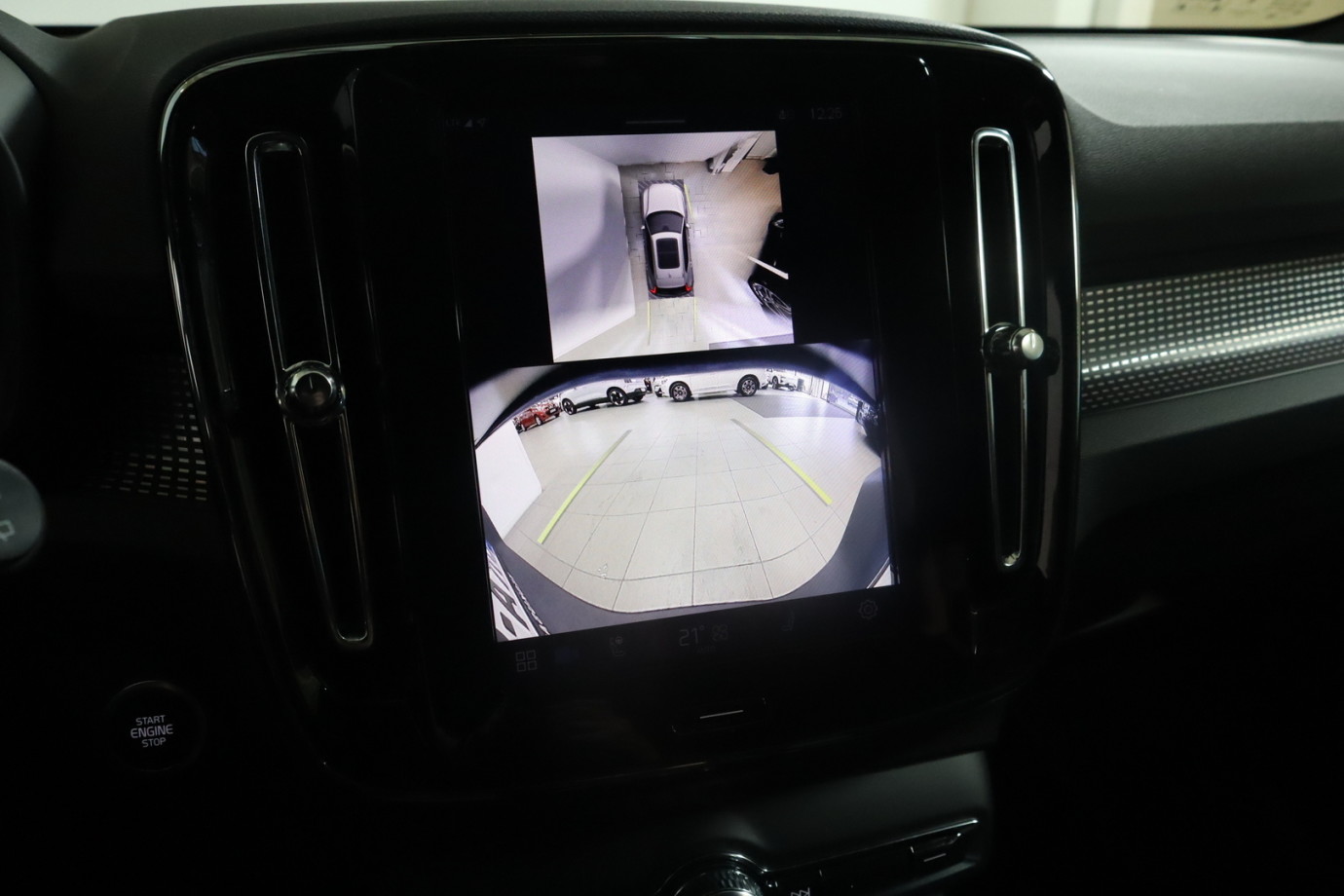 Esittelykuva VOLVO XC40 kevythybridiautosta.