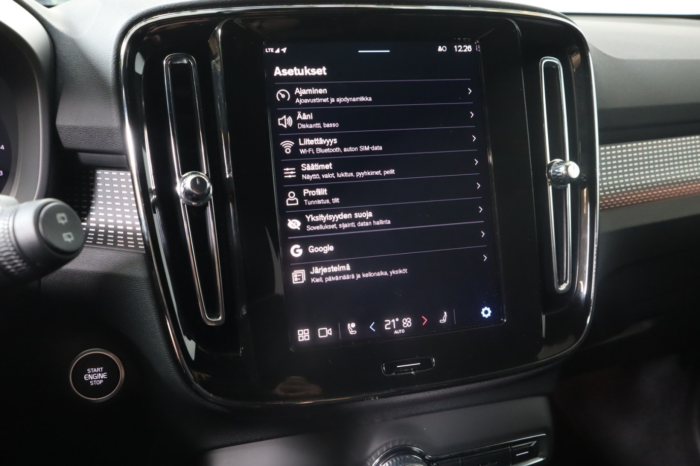 Esittelykuva VOLVO XC40 kevythybridiautosta.