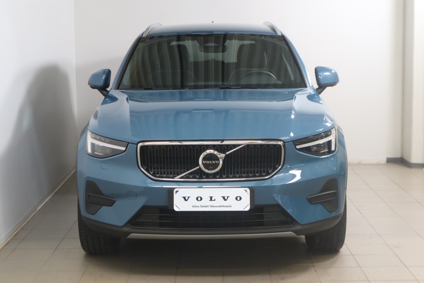 Esittelykuva VOLVO XC40 kevythybridiautosta.
