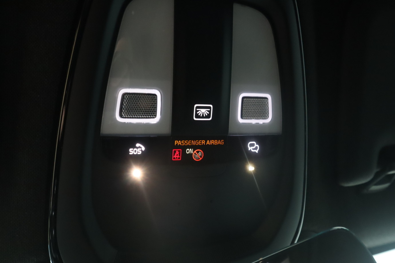 Esittelykuva VOLVO XC40 kevythybridiautosta.