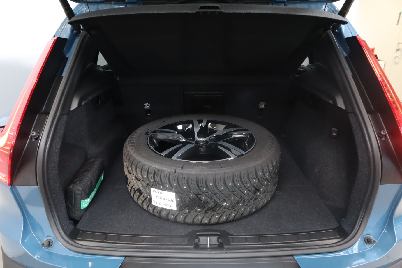 Esittelykuva VOLVO XC40 kevythybridiautosta.