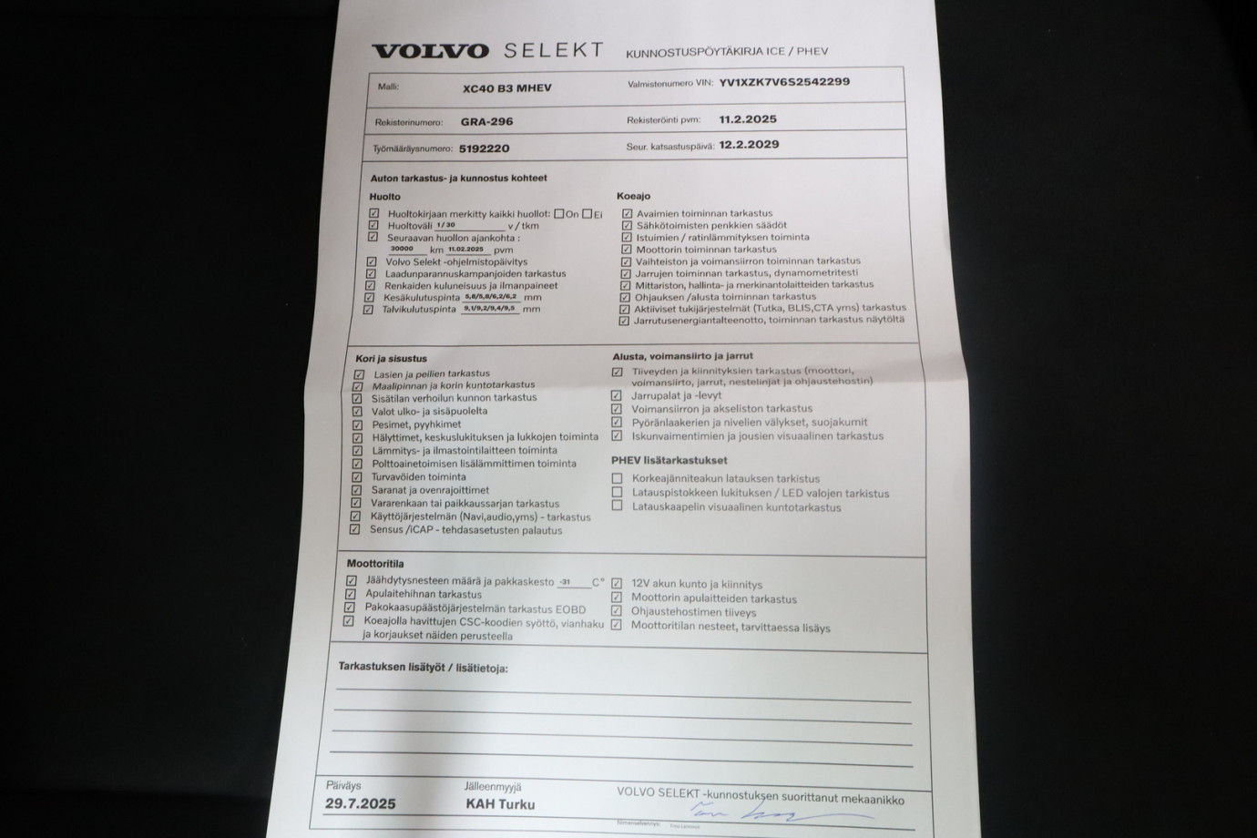Esittelykuva VOLVO XC40 kevythybridiautosta.
