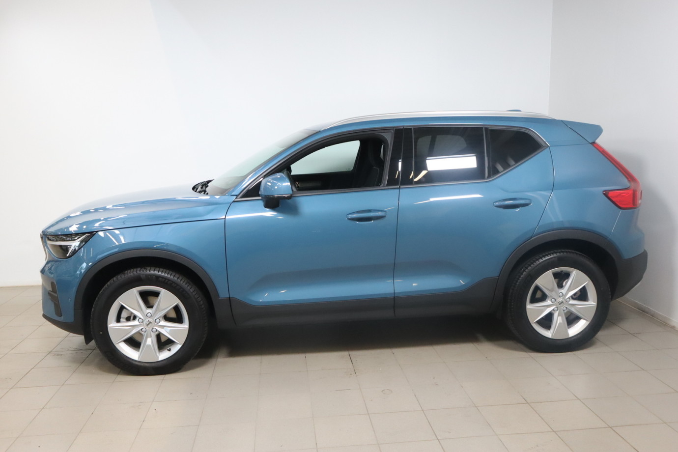 Esittelykuva VOLVO XC40 kevythybridiautosta.