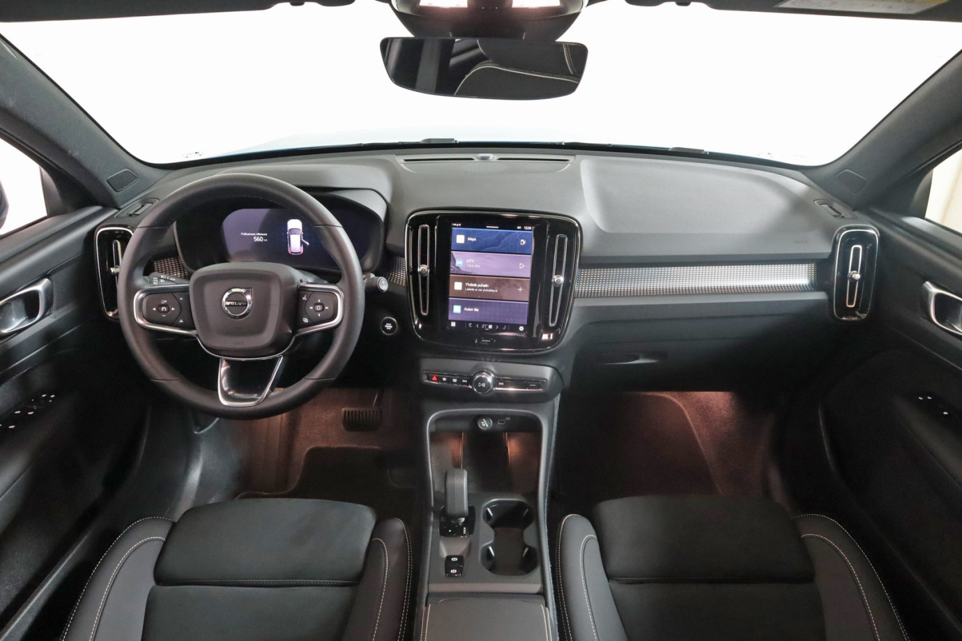 Esittelykuva VOLVO XC40 kevythybridiautosta.
