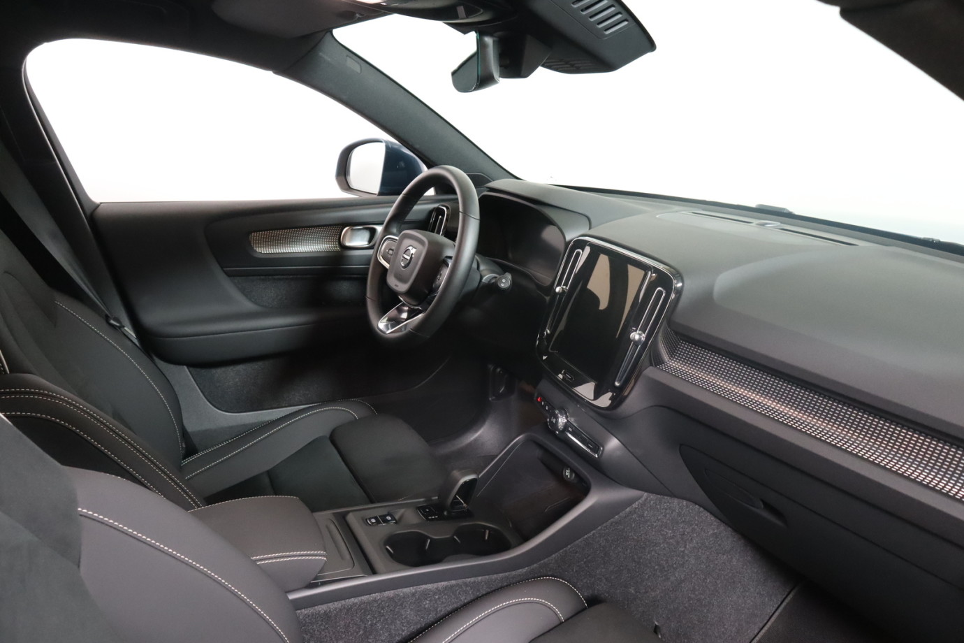 Esittelykuva VOLVO XC40 kevythybridiautosta.