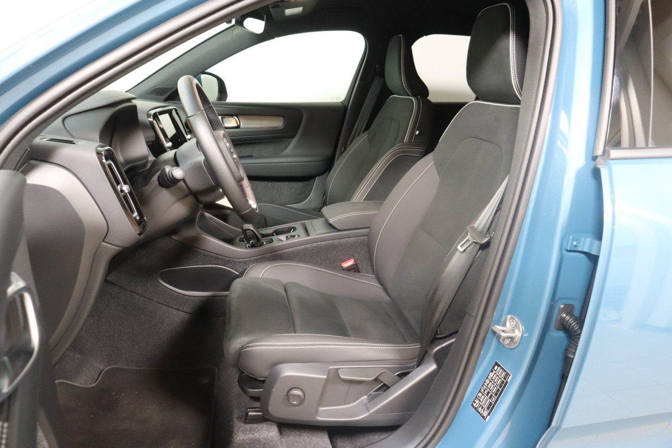 Esittelykuva VOLVO XC40 kevythybridiautosta.