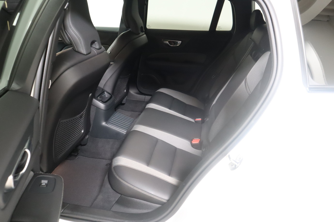 Esittelykuva VOLVO V60 lataushybridiautosta.