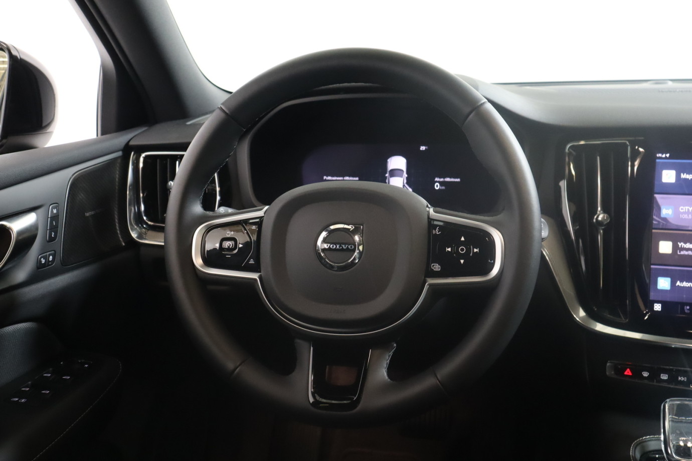 Esittelykuva VOLVO V60 lataushybridiautosta.