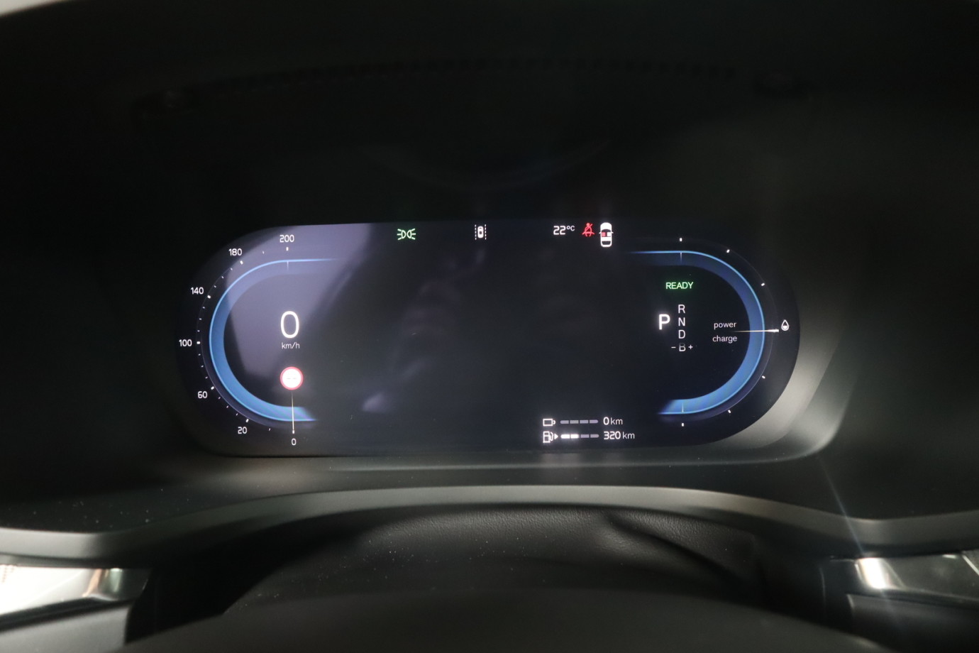 Esittelykuva VOLVO V60 lataushybridiautosta.