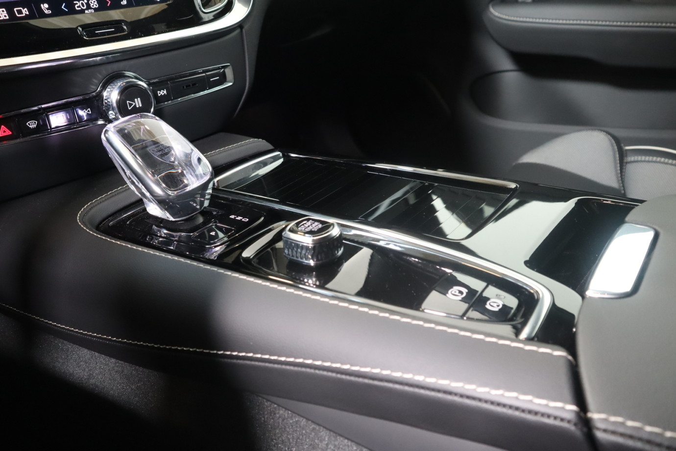 Esittelykuva VOLVO V60 lataushybridiautosta.