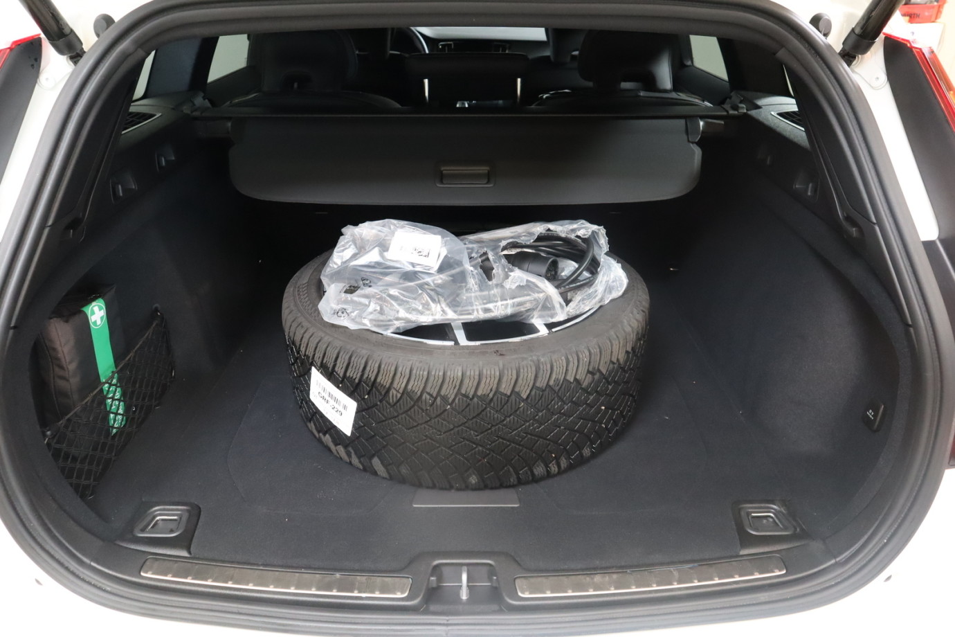Esittelykuva VOLVO V60 lataushybridiautosta.