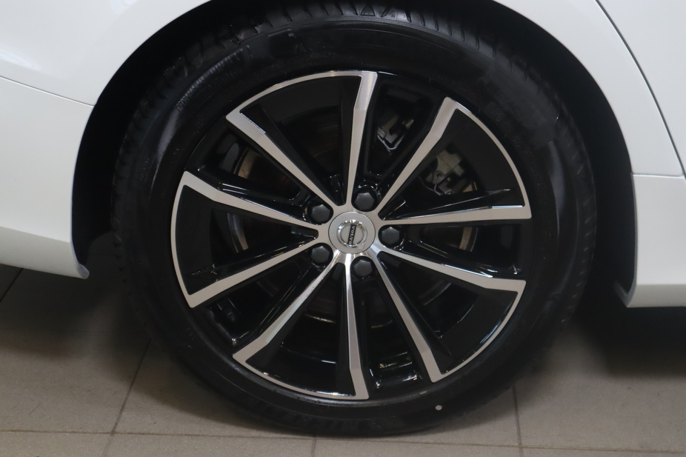 Esittelykuva VOLVO V60 lataushybridiautosta.