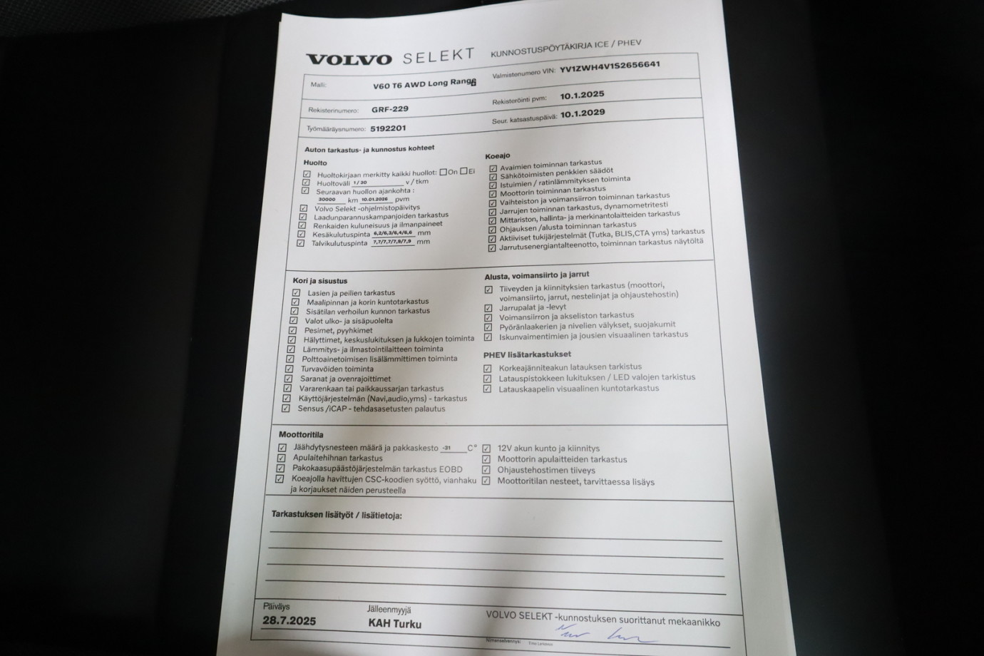 Esittelykuva VOLVO V60 lataushybridiautosta.
