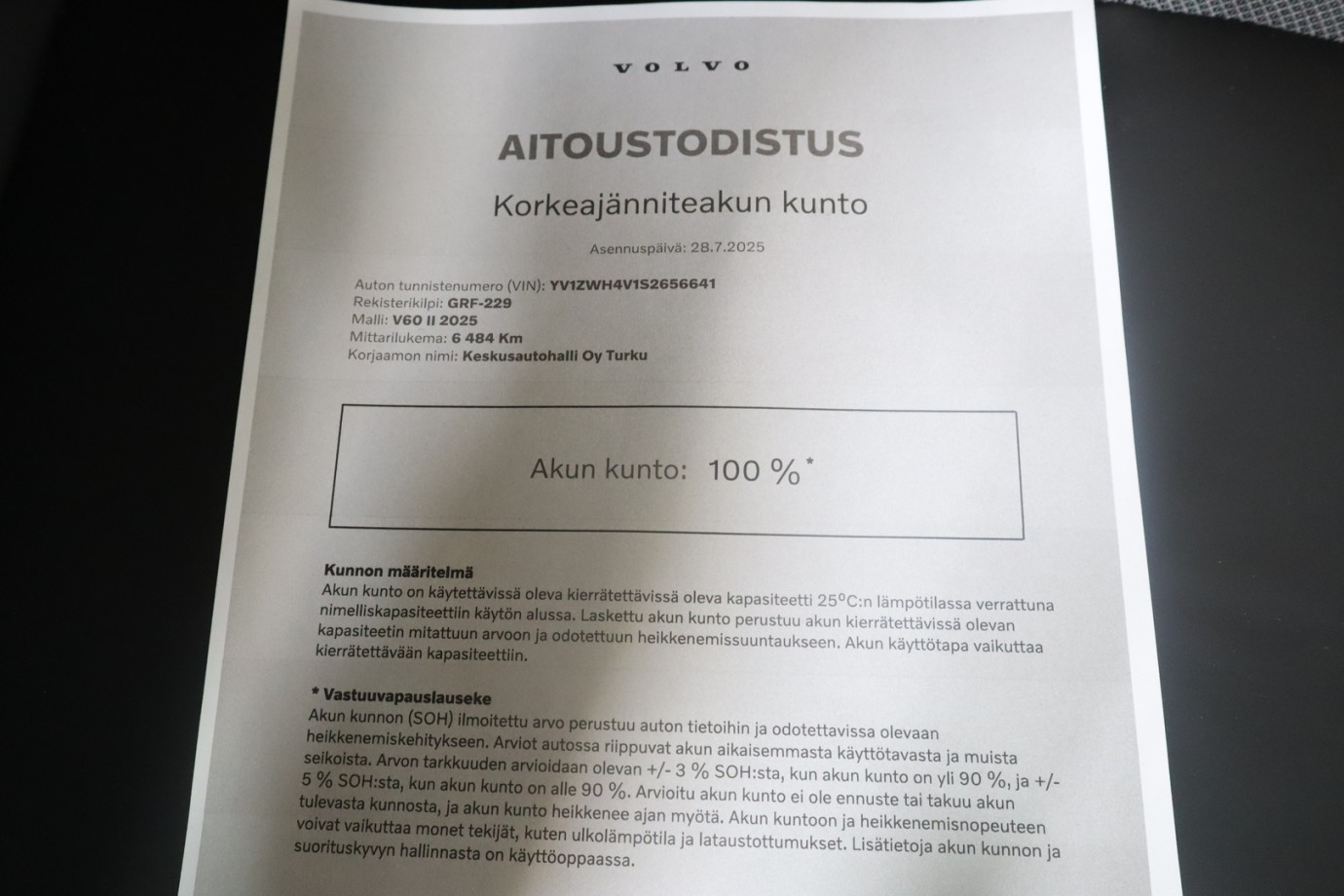 Esittelykuva VOLVO V60 lataushybridiautosta.