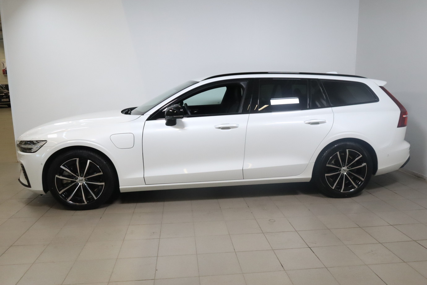 Esittelykuva VOLVO V60 lataushybridiautosta.