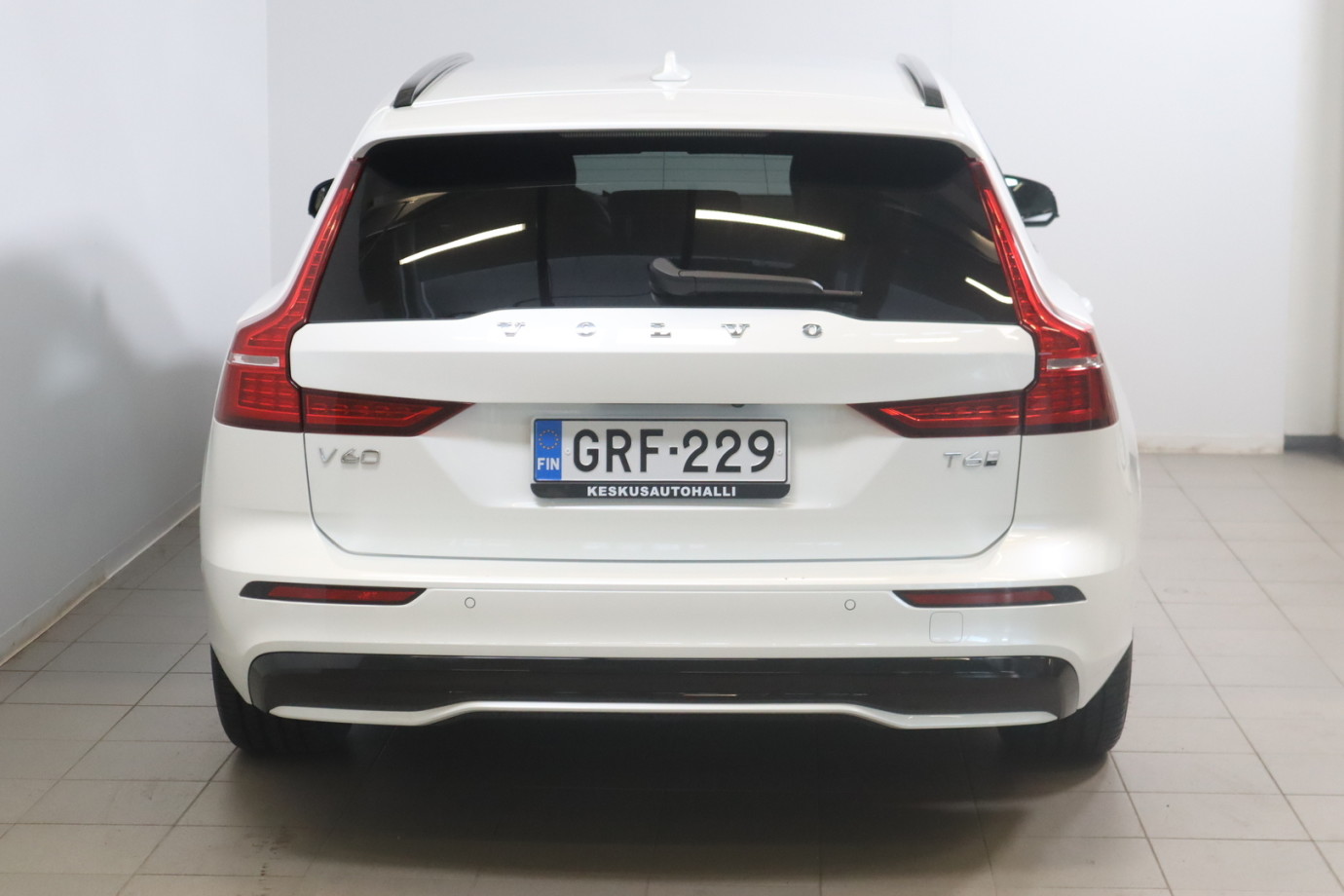 Esittelykuva VOLVO V60 lataushybridiautosta.