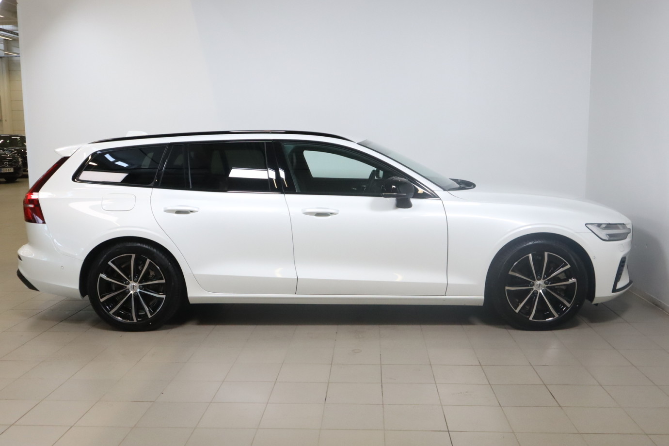 Esittelykuva VOLVO V60 lataushybridiautosta.
